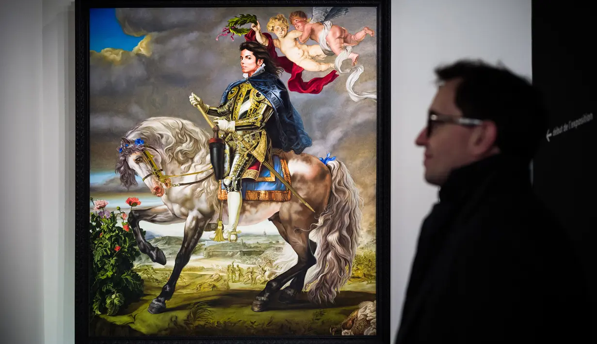 Pengunjung melewati foto Michael Jackson karya David LaChapelle dalam pameran On The Wall di museum Grand Palais, Paris, Rabu (21/11). Pameran menampilkan karya seni yang terinspirasi lagu, koreografi dan video klip Michael Jackson. (Philippe LOPEZ/AFP)