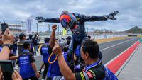Selebrasi pembalap Yamaha Racing Indonesia saat Race 1 SS600 Asia Road Racing Championship (ARRC) 2025 di Sirkuit Mandalika, Lombok, Sabtu (30/08/2025). (Bagaskara Lazuardi/Bola.com)