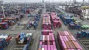 Foto udara menunjukkan aktivitas bongkar muat peti kemas di Jakarta International Container Terminal, pada Rabu 4 Februari 2026. (BAY ISMOYO/AFP)