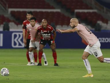 Partai pembuka BRI Liga 1 2021/2022 antara Bali united menghadapi Persik Kediri di Stadion Gelora Bung Karno, Jakarta Pusat, Jumat (27/8/2021) masih sama kuat 0-0 di babak pertama. Persik bisa saja unggul 1-0 andai tendangan penalti Yousseff Ezzejjari berbuah gol. (Foto: Bola.com/Ikhwan Yanuar)