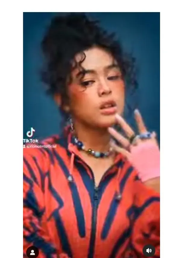 7 Gaya Pemotretan Terbaru Aqeela Calista dengan Makeup Tebal Ini Curi Perhatian