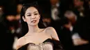 <p>Penyanyi dan aktris Korea Selatan Jennie Kim tiba untuk pemutaran film "The Idol" pada Festival Film Cannes edisi ke-76 di Cannes, Prancis selatan, 22 Mei 2023. (Photo by LOIC VENANCE / AFP)</p>