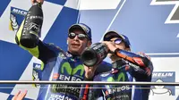 Pembalap Movistar Yamaha, Maverick Vinales (kanan) dan rekan setimnya, Valentino Rossi, merayakan podium MotoGP Australia 2017 di Sirkuit Phillip Island, Minggu (22/10/2017).