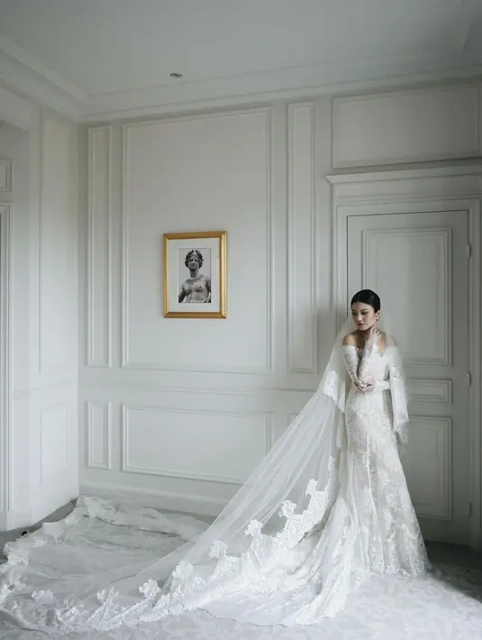 Penampilan gaun pengantin megah lainnya datang dari Valencia Tanoesoedibjo. Di pernikahannya dengan Kevin Sanjaya yang diselenggarakan di Paris, Valencia memilih gaun pengantin rancangan Zuhair Murad. [Foto: Instagram/valenciatanoe]