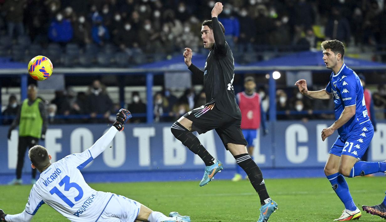 Bianocneri berhasil menang di laga ini berkat dua gol Dusan Vlahovic dan Moise Kean. (AFP/Alberto Pizzoli)