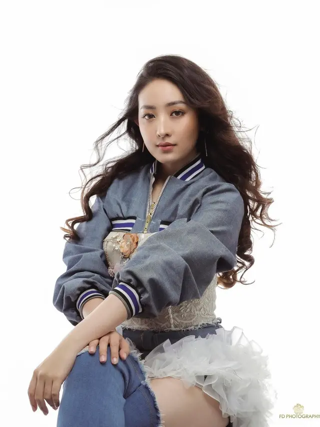 6 Gaya Pemotretan Beautyshoot Natasha Wilona dalam Denim on Denim, Menawan