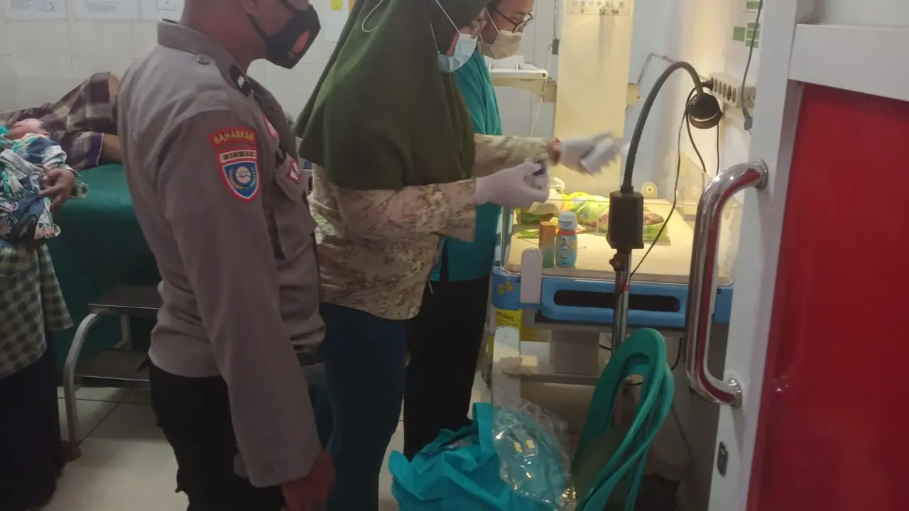 Bayi Prematur yang dibuang orangtua mendapatkan perawatan di Puksesmas (Istimewa).