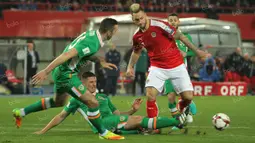 Tekel bek Irlandia berhasil menggagalkan upaya winger Austria, Marko Arnautovic, untuk menendang bola ke gawang. (Bola.com/Reza Khomaini)