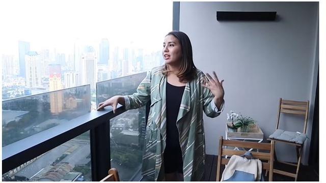 Apartemen Chaca Frederica ini terlihat mewah dengan pemandangan indah di balkon. Ada juga kursi untuk bersantai.