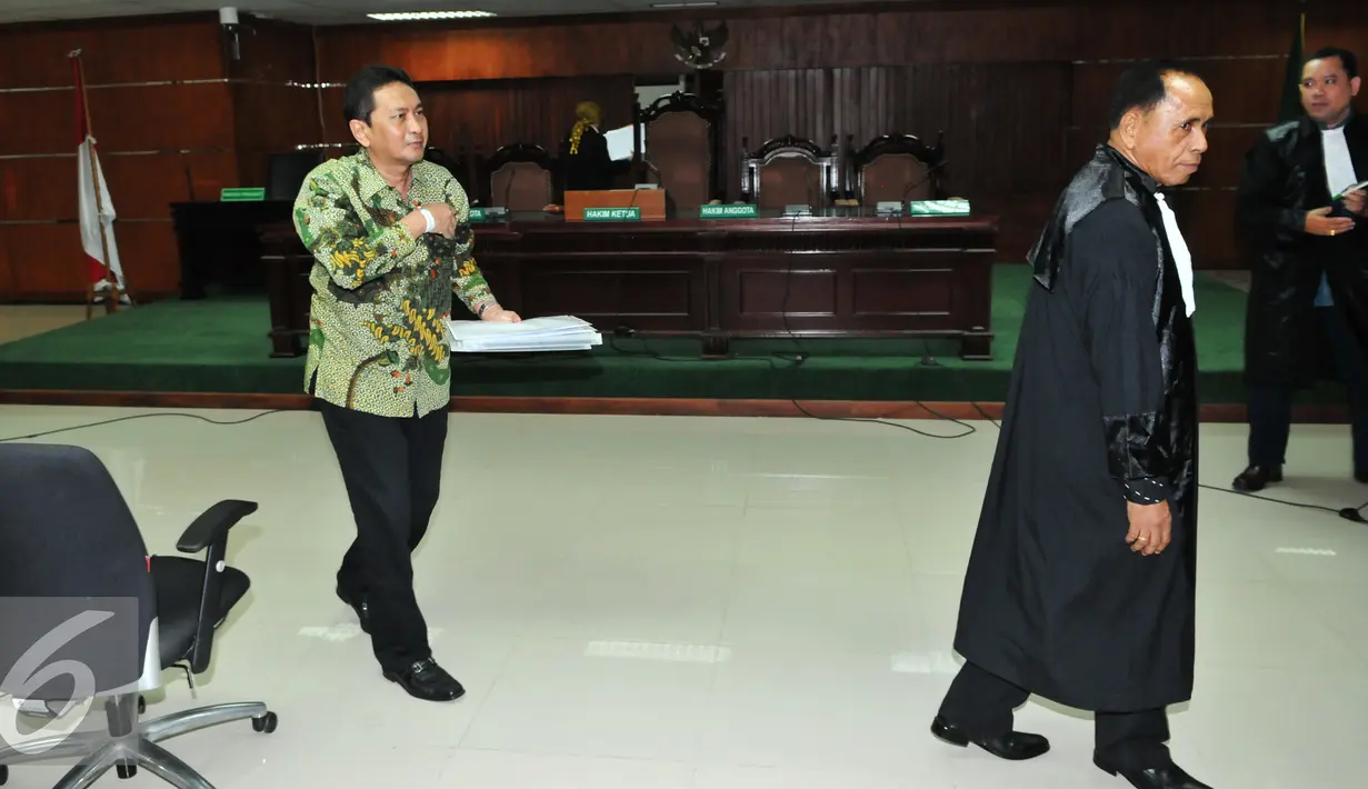 Mantan Kadishub DKI Jakarta Udar Pristono usai menjalani sidang putusan vonis di Pengadilan Tipikor, Jakarta, Rabu (23/09/2015). Majelis Hakim memutuskan Udar bersalah dan menjatuhkan hukuman 5 tahun penjara. (Liputan6.com/Andrian M Tunay)