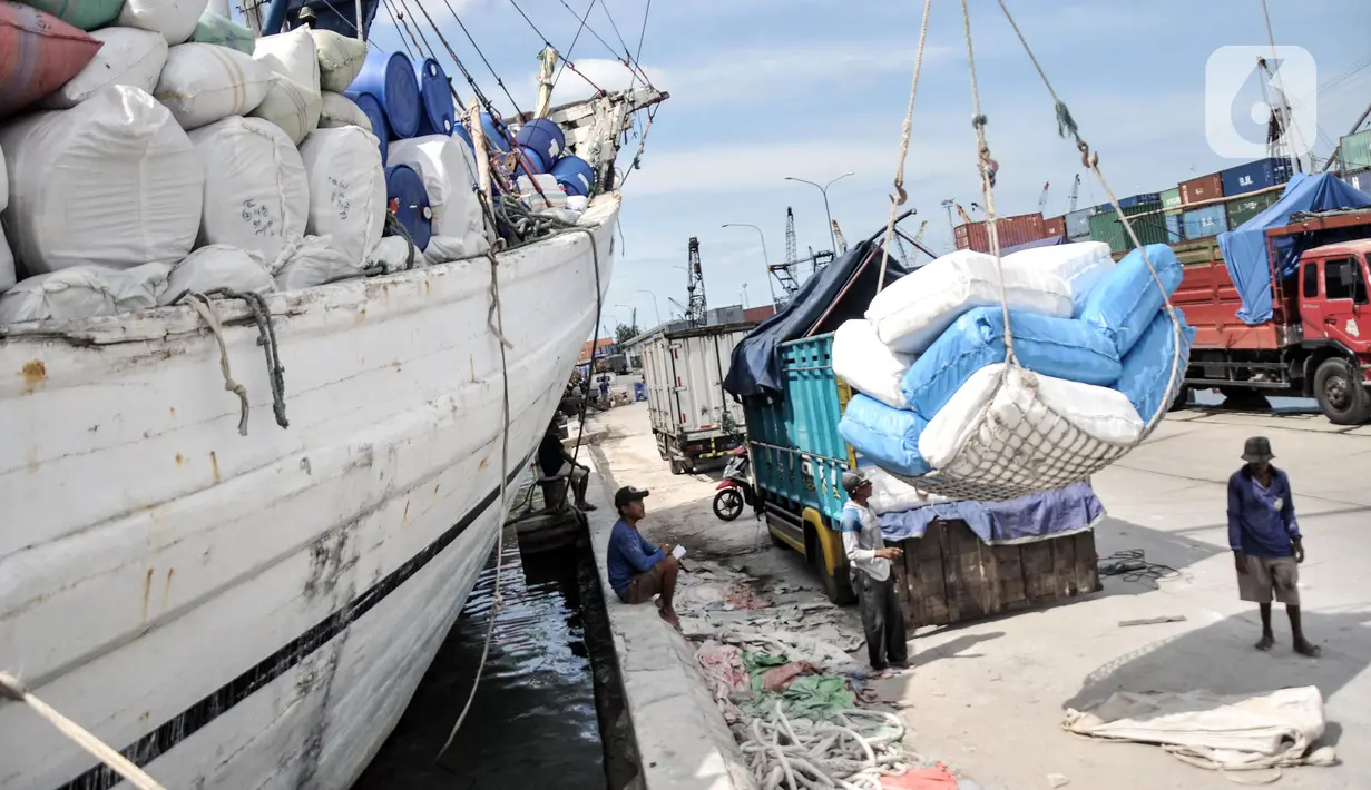 Aktivitas pekerja saat bongkar muat kapal di Pelabuhan Sunda Kelapa, Jakarta, Senin (29/11/2021). Kementerian Perdagangan mencatat nilai neraca perdagangan Indonesia mengalami surplus tertinggi sepanjang sejarah yaitu sebesar 30,81 miliar USD pada Januari-Oktober 2021. (merdeka.com/Iqbal S. Nugroho)