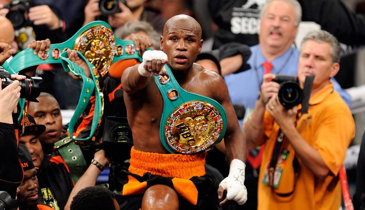 Floyd Mayweather Jr. merayakan kemenangan atas Victor Ortiz dengan KO ronde 4 untuk merebut gelar juara dunia Kelas Welter WBC. 17 September 2011. (AFP).