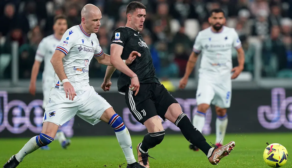 Pemain Juventus Dusan Vlahovic (kanan) beraksi saat melawan Sampdoria pada pertandingan sepak bola Serie A Liga Italia di Juventus Stadium, Turin, Italia, 12 Maret 2023. Juventus mengalahkan Sampdoria dengan skor 4-2. (Spada/LaPresse via AP)