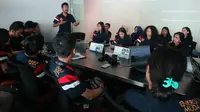 Di sesi ini, finalis ditantang untuk berani menceritakan kejadian lucu yang pernah dialami dan bisa membuat seluruh peserta tertawa.