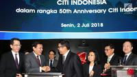 CEO Citi Indonesia Batara Sianturi (kedua kiri) dan Dirut Bursa Efek Indonesia Inarno Djajadi (ketiga kiri) bersalaman sebagai tanda dimulainya perdagangan saham di Bursa Efek Indonesia, Senin (2/7). (Liputan6.com/HO/Budi)