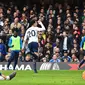 Gelandang Tottenham, Dele Alli, merayakan gol yang dicetaknya ke gawang Chelsea pada laga Premier League di Stadion Stamford Bridge, London, Minggu (1/4/2018). Chelsea kalah 1-3 dari Tottenham. (AFP/Glyn Kirk)