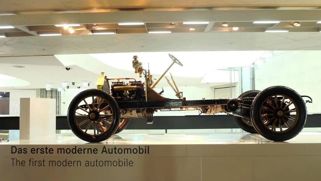 Dikenal sebagai the first modern automobile, Mercedes 35 PS didesain pada 1901 oleh  Wilhelm Maybach and Paul Daimler. Kemajuang signifikan dari model sebelumnya adalah ia dilengkapi dengan sasis baja dan mesin bensin yang cukup kuat. (Foto: Rio/Liputan6)