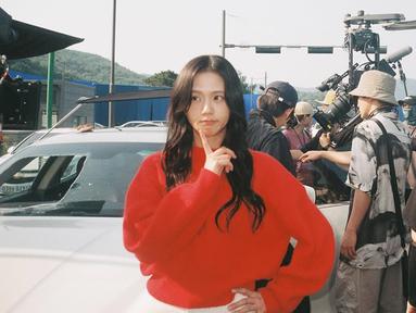 Proses syuting Newtopia yang hampir memakan waktu satu tahun, membutuhkan persiapan fisik dan mental yang matang dari Jisoo. Ia tak hanya berlatih akting, tetapi juga menjaga kondisi fisiknya agar tetap prima. Semangat Jisoo ini terlihat dari berbagai foto di balik layar yang dibagikannya di media sosial. (Liputan6.com/IG/@sooyaaa__)