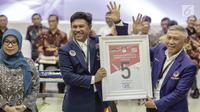 Sekjen Partai Nasdem Johnny G Plate mendapatkan nomor 5 sebagai peserta pemilu 2019 saat pengundian nomor urut parpol di kantor KPU, Jakarta, Minggu (19/2). (Liputan6.com/Faizal Fanani)