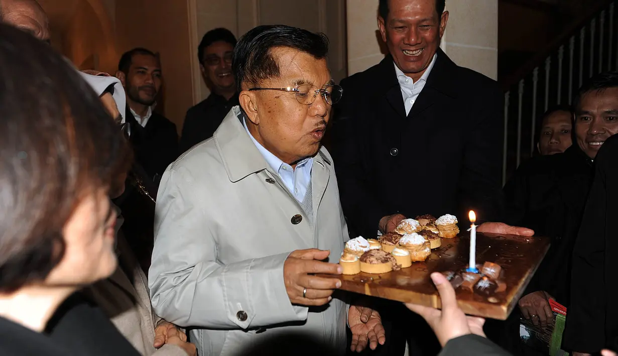 Wakil Presiden Jusuf Kalla mendapatkan kejutan ulang tahun ke-77 di Jenewa, Swiss, Rabu (15/5/2019). JK menerima ucapan ulang tahun dari segenap rombongan yang ikut dalam kunjungan kerja menghadiri Forum Global Platform Disaster Risk Reduction United Nation di Swiss. (Liputan6.com/Tim Media Wapres)