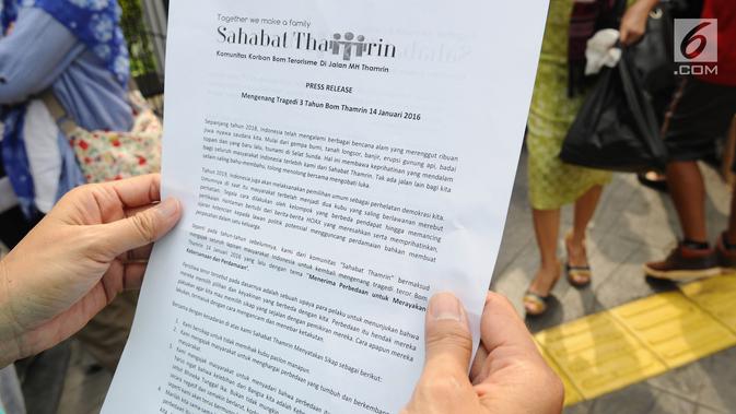 Pernyataan sikap komunitas Sahabat Thamrin saat mengenang tragedi 3 tahun bom Thamrin di kawasan Thamrin, Jakarta, Minggu (13/1). Acara ini bertema 'Menerima Perbedaan untuk Merayakan Kebersamaan dan Perdamaian'. (Liputan6.com/Herman Zakharia)