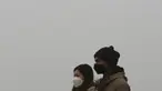 Pasangan mengenakan masker berjalan di Gunung Namsan di Seoul, Korea Selatan (10/12/2019). Korea Selatan telah mengeluarkan langkah-langkah darurat untuk polusi udara, setelah rekor tingkat debu halus menyelimuti sebagian besar negara dalam beberapa pekan terakhir. (AP Photo/Ahn Young-joon)
