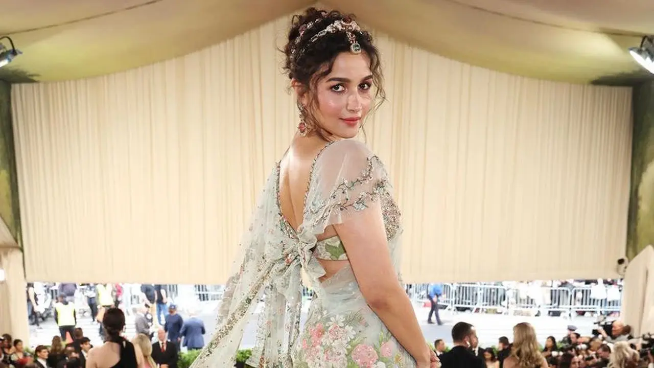 Aktris Bollywood Alia Bhatt memesona kenakan saree India di Met Gala 2024