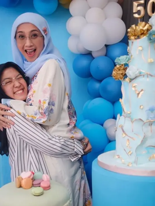 <p>Desy Ratnasari dan anak [Instagram/desyratnasariterdepan]</p>
