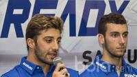 Pebalap MotoGP dari Suzuki Ecstar, Andrea Ianonne, bersama rekannya Alex Rins menjawab pertanyaan wartawan saat jumpa pers di Cilandak Town Square, Jakarta, Sabtu (18/2/2017). (Bola.com/Vitalis Yogi Trisna)