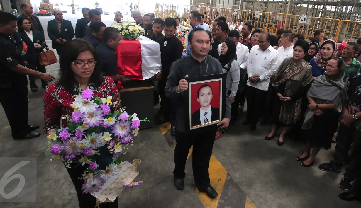 Keluarga dan kerabat mengusung peti jenazah Dionisius Giri Samudra atau yang akrab disapa dokter Andra di Bandara Soekarno Hatta, Tangerang, Jumat (13/11/). Andra meninggal saat bertugas di Kota Dobo, Kepulauan Aru, Maluku.  (Liputan6.com/Angga Yuniar)