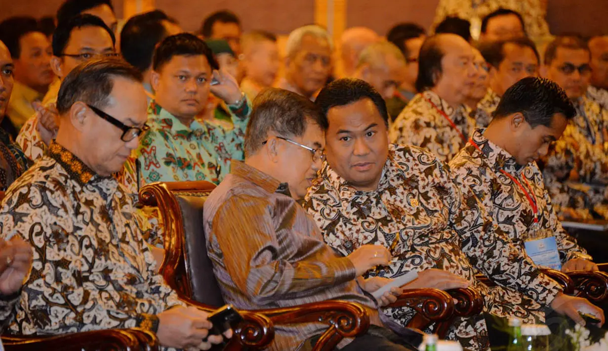 Wapres Jusuf Kalla tampak berbincang dengan Menteri Perdagangan, Rachmat Gobel (kedua dari kanan), Jakarta, Senin (8/12/2014). (Liputan6.com/Faizal Fanani)