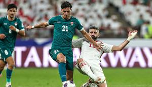Duel antara Uni Emirat Arab kontra Irak di leg pertama play-off Kualifikasi Piala Dunia 2026 zona Asia yang berlangsung di Mohammed bin Zayed Stadium, Abu Dhabi, Kamis (13/11/2025) malam WIB. (Fadel SENNA / AFP)