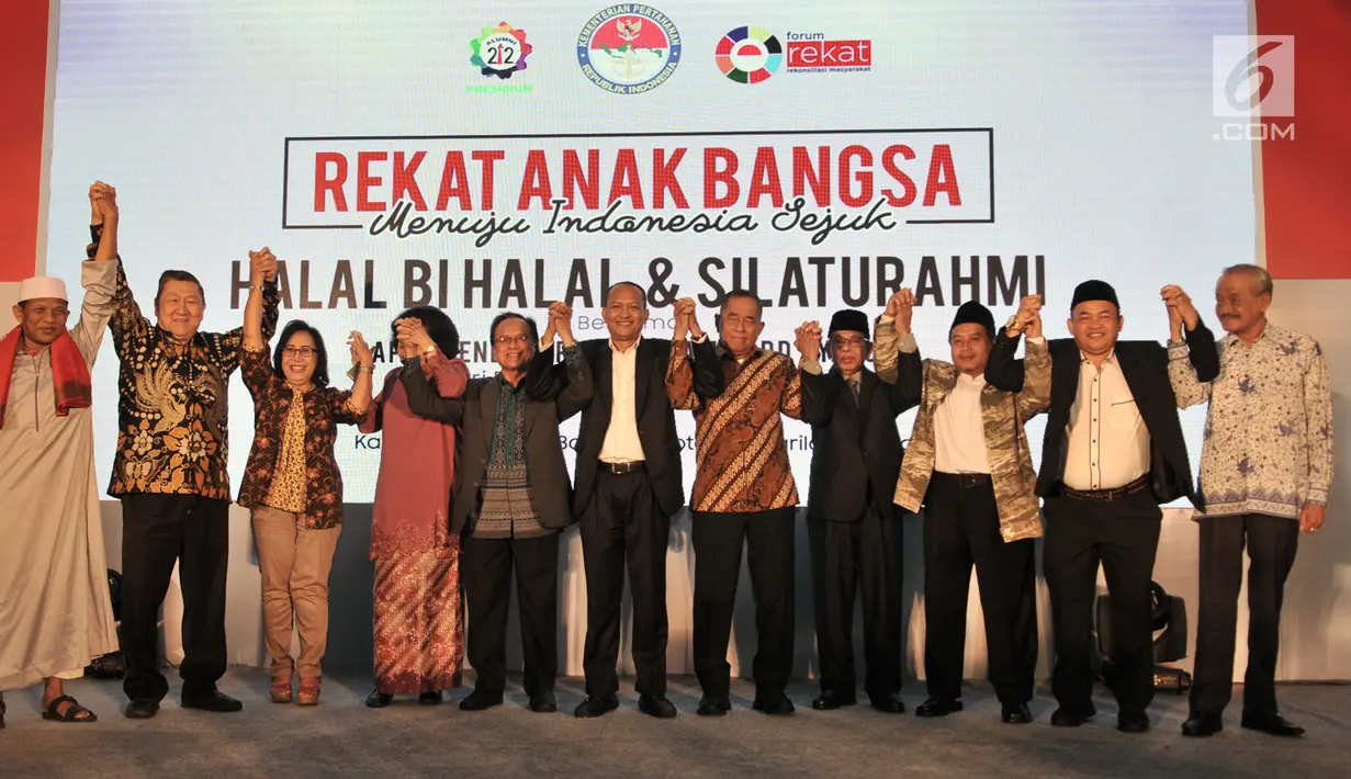 Menteri Pertahanan Ryamizard Ryacudu (lima kanan) foto bersama sejumlah tokoh saling bergenggam tangan saat Silaturahmi dan Halalbihalal bersama Presidium Alumni 212 di Hotel Sangri-la, Jakarta, Kamis (27/6/2019). (merdeka.com/Iqbal Nugroho)