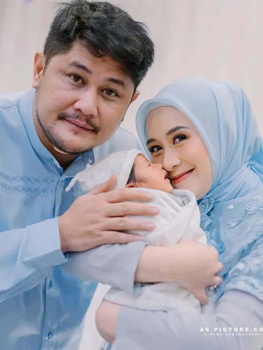 Sekedar informasi, Ryana pada 11 Agustus 2023 lalu melahirkan anak ketiga di RS Pondok Indah Bintaro. Minggu (27/8) pasangan ini menggelar tasyakuran akikah untuk anak ketiganya yang dipanggil Gavin. [Instagram/ryana_dea]