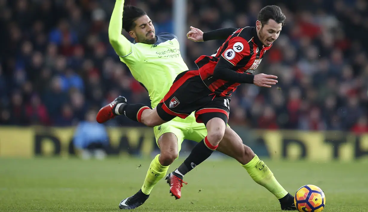 Pemain AFC Bournemouth, Adam Smith (kanan) menghindar dari hadangan pemain Liverpool, Emre Can pada laga Premier League di Vitality Stadium, (04/12/2016). AFC Bournemouth menang 4-3.  (Action Images/Reuters/Paul Childs)