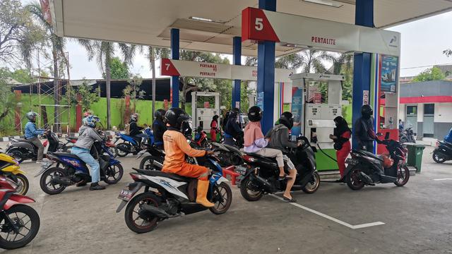 SPBU Pondok Kopi, Jakarta Timur, sejumlah kendaraan mengantre untuk mengisi BBM.