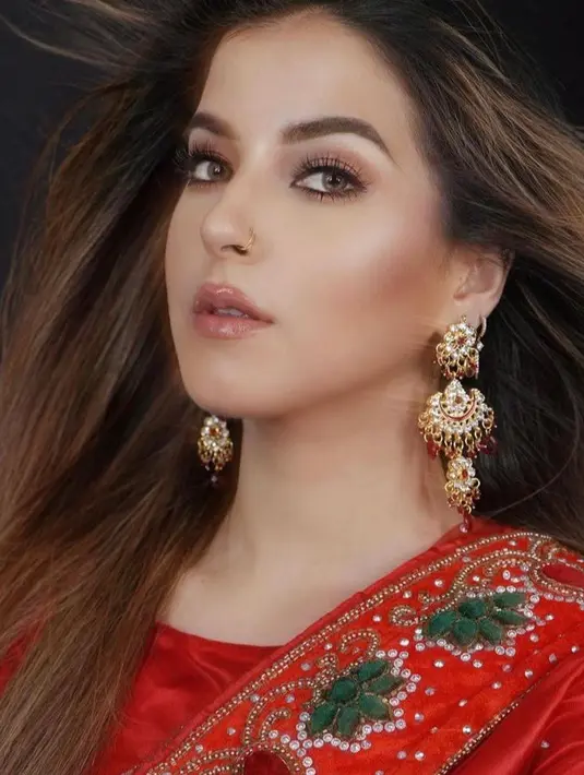 Tak lupa ia memaksimalkan penampilannya dengan mengenakan kain saree merah lengkap dengan beragam perhiasan khas wanita India. (Instagram/tasyafarasya).