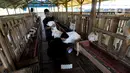 Peternak Fuad Farurahman memerah susu dari kambing peranakan Etawah di Jiwanta Farm, Cibeuteng Udik, Bogor, Jawa Barat, Kamis (8/4/2021). Dalam sehari dapat dihasilkan 20 liter susu kambing yang dijual dengan harga Rp 40 ribu per liter. (merdeka.com/Arie Basuki)