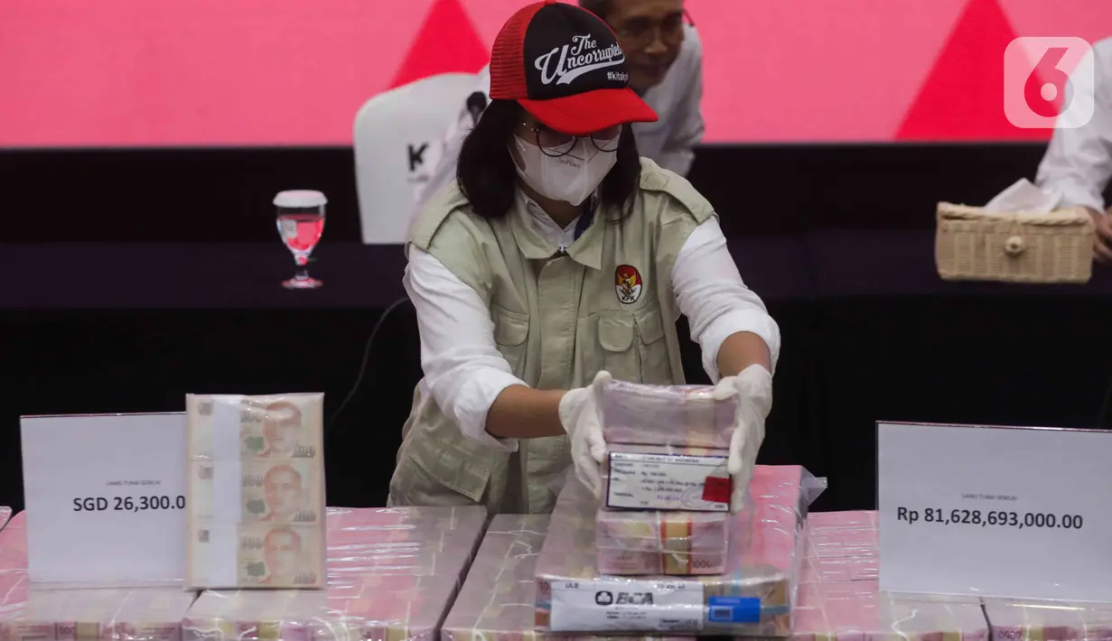 Uang yang dipamerkan lembaga antirasuah sejumlah Rp81,9 miliar itu terdiri dari mata uang rupiah dan asing. (Liputan6.com/Herman Zakharia)