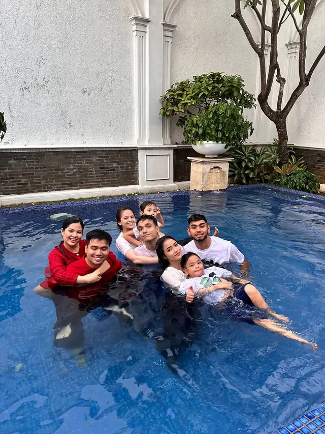 Fujianti Utami Putri berenang bareng keluarga