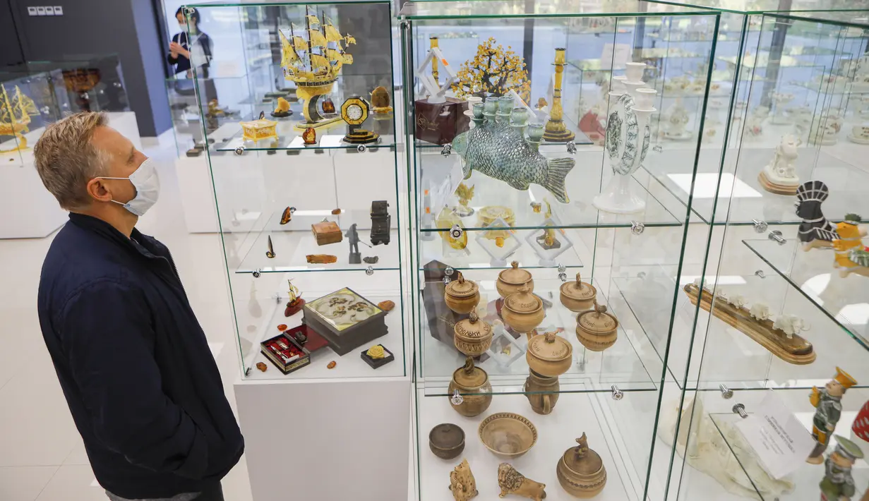 Orang-orang yang memakai masker mengunjungi pameran kesenian rakyat tradisional Rusia di Moskow, Rusia, 4 Oktober 2020. Lebih dari 1.000 karya seni tradisional Rusia buatan produsen kerajinan terkemuka dipamerkan di acara tersebut. (Xinhua/Alexander Zemlianichenko Jr)