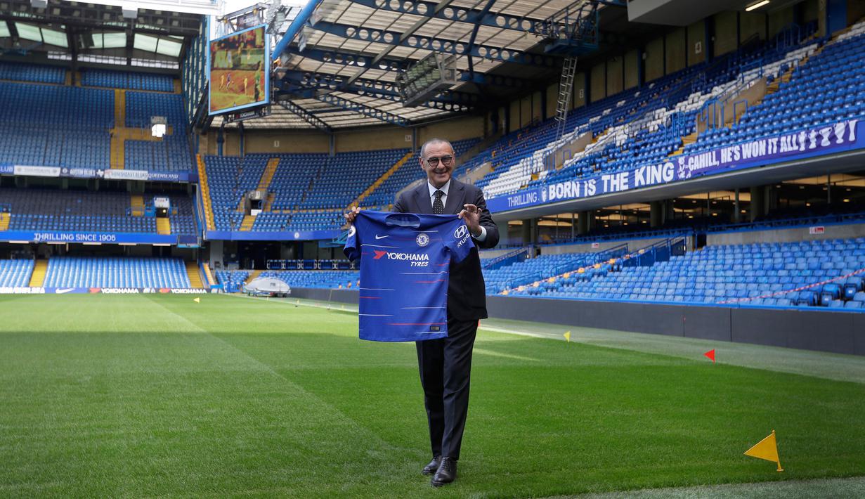 Pelatih baru Chelsea, Maurizio Sarri berpose dengan jersey tim usai konferensi pers di Stamford Bridge di London (18/7). Pria Italia 59 ini resmi menjadi manajer Chelsea selama tiga musim. AP Photo/Kirsty Wigglesworth)