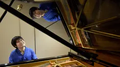 Seorang pianis tuna netra asal Jepang Nobuyuki Tsujii bermain piano di sebuah studio di Tokyo (28/9). Nobuyuki Tsujii dijuluki bocah ajaib dengan kemampuan bermusiknya yang mendapatkan banyak penghargaan. (AFP Photo/Toru Yamanaka)