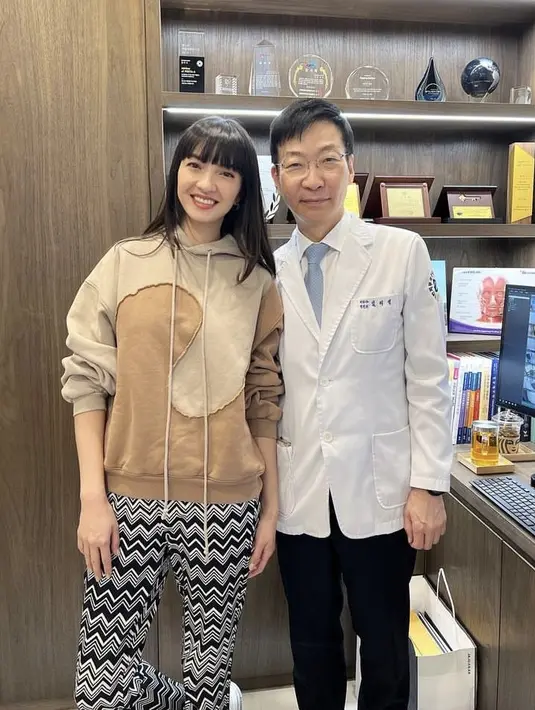 Saat di Korea ia pun merawat wajahnya dengan dokter yang ternama. Nampak terliha Raline mengenakan hoodie cokelat. (@ralineshah)