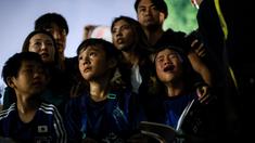 Sejumlah anak-anak Jepang menangis setelah gagal mendapatkan tanda tangan pemain Timnas Jepang, Kaoru Mitoma setelah sesi latihan menjelang laga lanjutan putaran ketiga Kualifikasi Piala Dunia 2026 melawan Timnas Indonesia di Lapangan A, Kompleks Stadion Utama Gelora Bung Karno (SUGBK), Senayan, Jakarta, Rabu (13/11/2024). (Bola.com/Bagaskara Lazuardi)