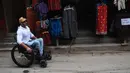 Scott Doolan beraktivitas dengan kursi rodanya di Kathmandu, Nepal, Kamis (15/3). Pria Australia ini bertekad mendaki  hingga basecamp Everest yang berada di ketinggian 5.364 mdpl dengan kursi roda tanpa bantuan. (AFP Photo/Prakash Mathema)
