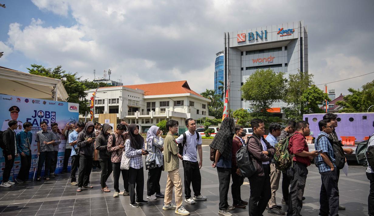 Proyeksi penurunan angka pengangguran tersebut ditopang oleh target pertumbuhan ekonomi di atas 5 persen. Tampak dalam foto, para pencari kerja mengantre untuk mendaftar di salah satu event bursa kerja, Surabaya, Jawa Timur pada Selasa 7 April 2026. (JUNI KRISWANTO/AFP)