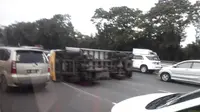 Truk Terguling di Tol Jagorawi, Lalu Lintas Tersendat