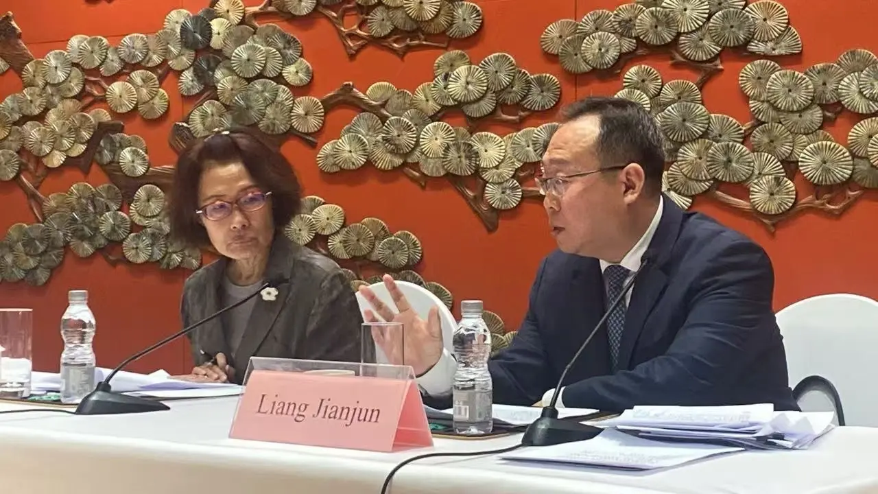 Wakil Direktur dari Departemen Urusan Asia, Kementerian Luar Negeri (Kemenlu) China, Liang Jianjun dalam acara Lin Jia 7 Salon di Beijing, Selasa, 20 Mei 2025. (Liputan6.com/Winda Nelfira)