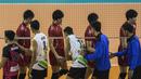 Para pevoli Indonesia bersalaman dengan pevoli Jepang pada Invitation Tournament Asian Games 2018 di Tennis Indoor Senayan, Jakarta, Selasa (13/2/2018). Indonesia menang 3-2 atas Jepang. (Bola.com/Vitalis Yogi Trisna)